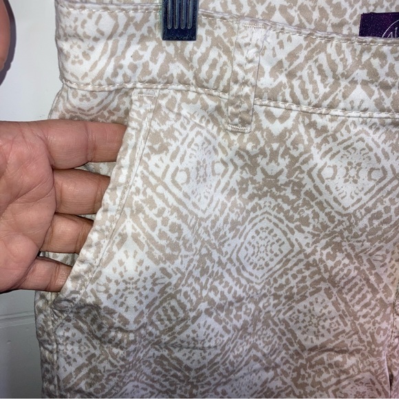 Gloria Vanderbilt Shorts Cream/white size 6. - Picture 3 of 7